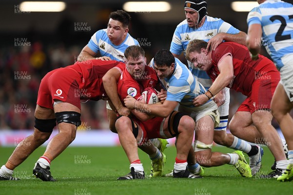 091125 - Wales v Argentina - Quilter Nations Series - Olly Cracknell of Wales is challenged by Juan Cruz Mallia of Argentina