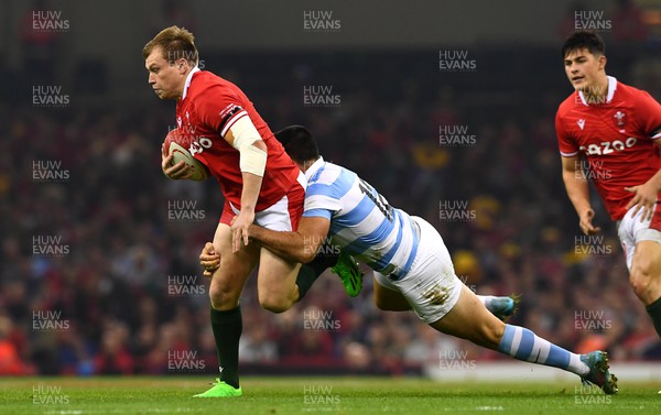 121122 - Wales v Argentina - Autumn Antions Series - Nick Tompkins of Wales is tackled by Jeronimo de la Fuente of Argentina