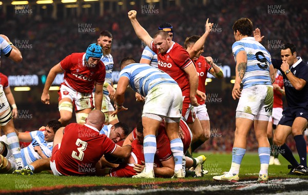 121122 - Wales v Argentina - Autumn Antions Series - Ken Owens of Wales celebrates Taulupe Faletau (hidden) try
