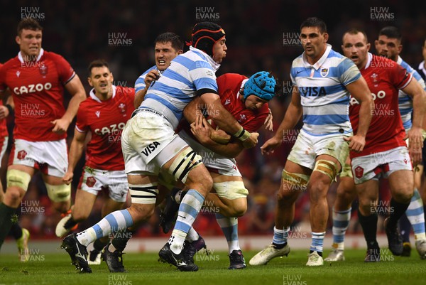 121122 - Wales v Argentina - Autumn Antions Series - Justin Tipuric of Wales is tackled by Matias Alemanno of Argentina