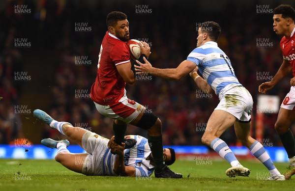 121122 - Wales v Argentina - Autumn Antions Series - Taulupe Faletau of Wales is tackled by Jeronimo de la Fuente of Argentina