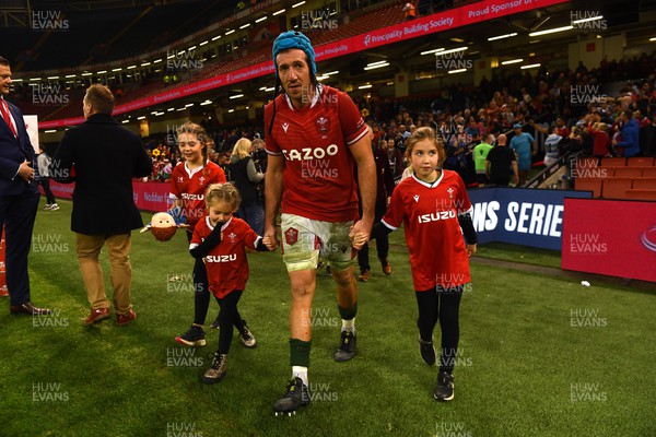 121122 - Wales v Argentina - Autumn Antions Series - Justin Tipuric of Wales with daughters at the end of the game
