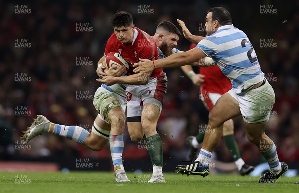 121122 - Wales v Argentina - Autumn Nations Series - Louis Rees-Zammit of Wales is tackled by Marcos Kremer and Agustin Creevy of Argentina