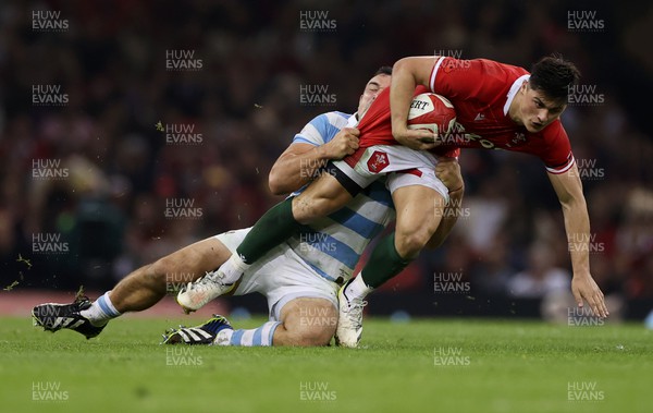 121122 - Wales v Argentina - Autumn Nations Series - Louis Rees-Zammit of Wales is tackled by Agustin Creevy of Argentina