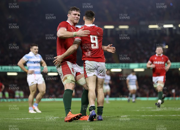 121122 - Wales v Argentina - Autumn Nations Series - Tomos Williams of Wales celebrates scoring a try with Will Rowlands