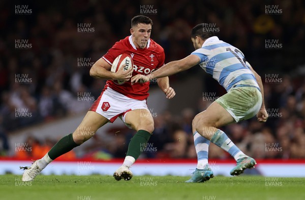 121122 - Wales v Argentina - Autumn Nations Series - Owen Watkin of Wales is tackled by Jeronimo de la Fuente of Argentina