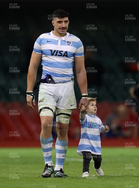 121122 - Wales v Argentina - Autumn Nations Series - Tomas Lavanini of Argentina with his son at full time