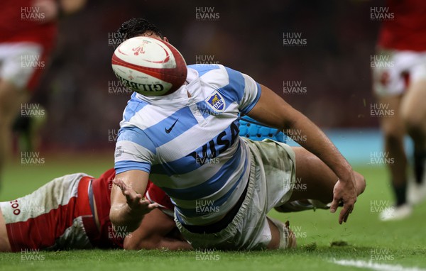 121122 - Wales v Argentina - Autumn Nations Series - Juan Martin Gonzalez of Argentina is tackled by Justin Tipuric of Wales