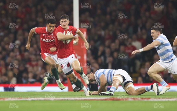 121122 - Wales v Argentina, Autumn Nations Series - Louis Rees-Zammit of Wales breaks away