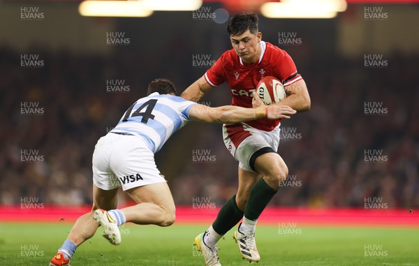 121122 - Wales v Argentina, Autumn Nations Series - Louis Rees-Zammit of Wales hands off Mateo Carreras of Argentina