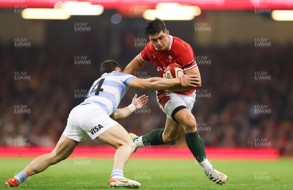 121122 - Wales v Argentina, Autumn Nations Series - Louis Rees-Zammit of Wales hands off Mateo Carreras of Argentina