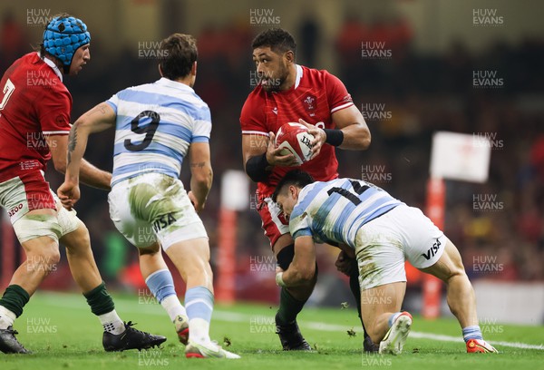 121122 - Wales v Argentina, Autumn Nations Series - Taulupe Faletau of Wales looks for support as he is tackled by Mateo Carreras of Argentina