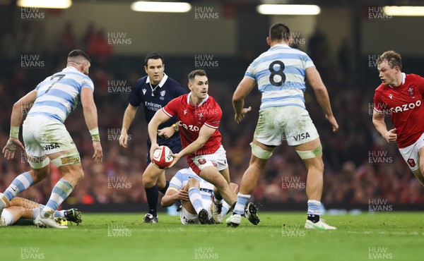121122 - Wales v Argentina, Autumn Nations Series - Tomos Williams of Wales  looks to offload to Nick Tompkins of Wales