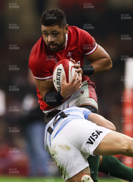 121122 - Wales v Argentina, Autumn Nations Series - Taulupe Faletau of Wales takes on Mateo Carreras of Argentina 