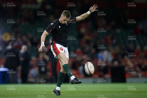 121122 - Wales v Argentina - Autumn Nations Series - Gareth Anscombe of Wales warms up ahead of the match