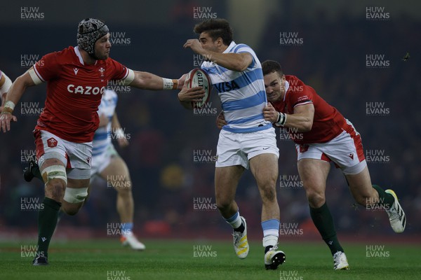121122 - Wales v Argentina - Autumn Nations Series - Juan Cruz Mallia of Argentina is tackled by George North of Wales
