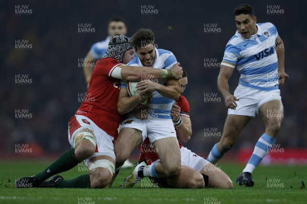 121122 - Wales v Argentina - Autumn Nations Series - Juan Cruz Mallia of Argentina is tackled by Dan Lydiate of Wales