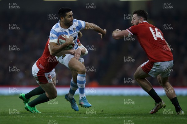 121122 - Wales v Argentina - Autumn Nations Series - Jeronimo de la Fuente of Argentina is tackled by Nick Tompkins of Wales