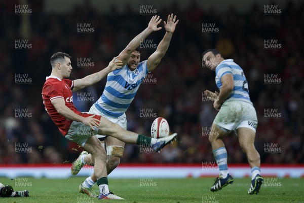 121122 - Wales v Argentina - Autumn Nations Series - Tomos Williams of Wales kicks the ball under pressure from Juan Martin Gonzalez of Argentina