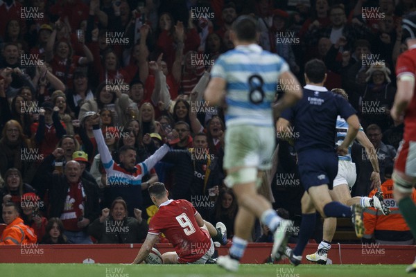 121122 - Wales v Argentina - Autumn Nations Series - Tomos Williams of Wales scores a try