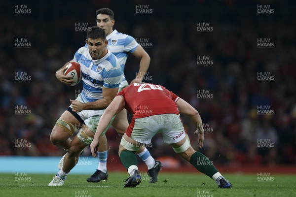 121122 - Wales v Argentina - Autumn Nations Series - Pablo Matera of Argentina is tackled by Jac Morgan of Wales