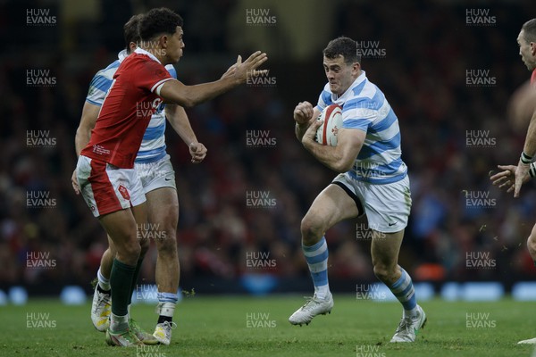 121122 - Wales v Argentina - Autumn Nations Series - Emiliano Boffelli of Argentina takes on Rio Dyer of Wales