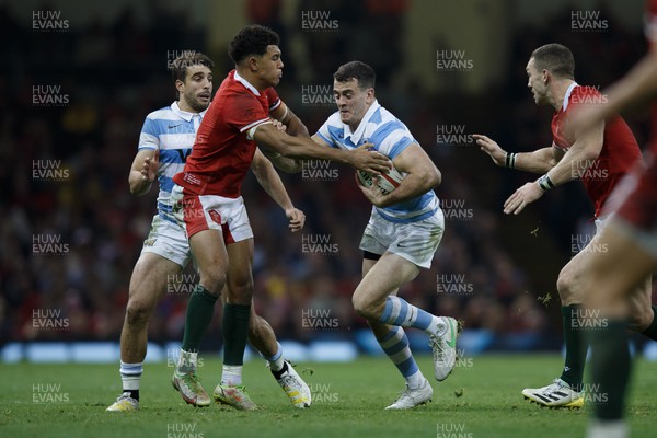 121122 - Wales v Argentina - Autumn Nations Series - Emiliano Boffelli of Argentina takes on Rio Dyer of Wales