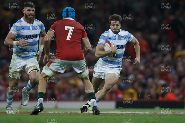 121122 - Wales v Argentina - Autumn Nations Series - Juan Cruz Mallia of Argentina takes on Justin Tipuric of Wales