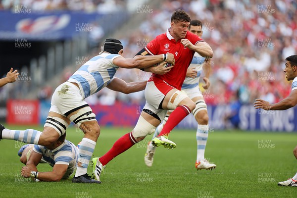 141023 - Wales v Argentina - Rugby World Cup Quarter Final - Will Rowlands of Wales is tackled by Guido Petti Pagadizabal of Argentina 