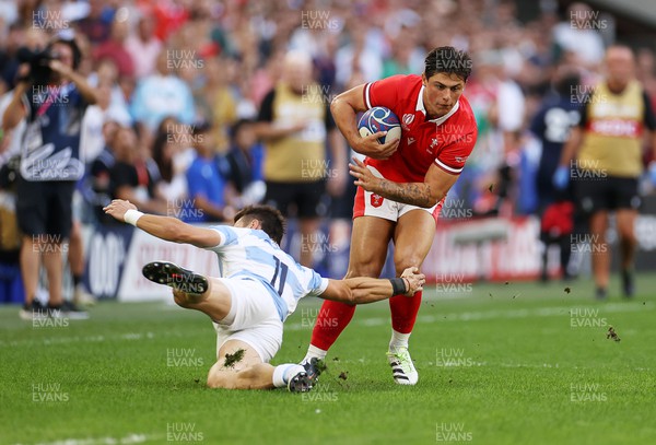 141023 - Wales v Argentina - Rugby World Cup Quarter Final - Louis Rees-Zammit of Wales gets past Mateo Carreras of Argentina 