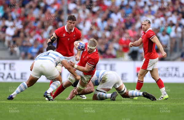 141023 - Wales v Argentina - Rugby World Cup Quarter Final - Aaron Wainwright of Wales is tackled by Francisco Gomez Kodela of Argentina 