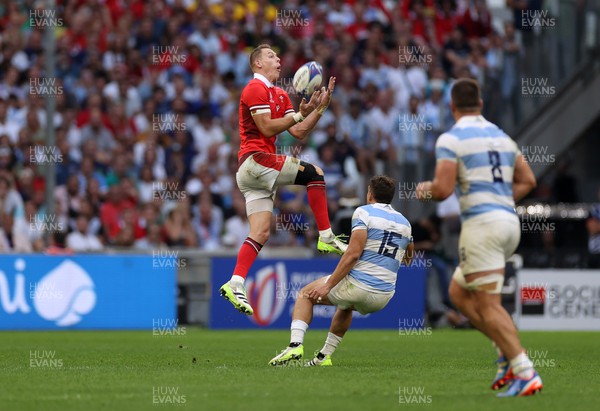 141023 - Wales v Argentina - Rugby World Cup Quarter Final - Liam Williams of Wales gets the high ball