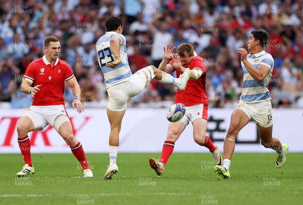 141023 - Wales v Argentina - Rugby World Cup Quarter Final - Nick Tompkins of Wales covers from Mat�as Moroni of Argentina�s boot