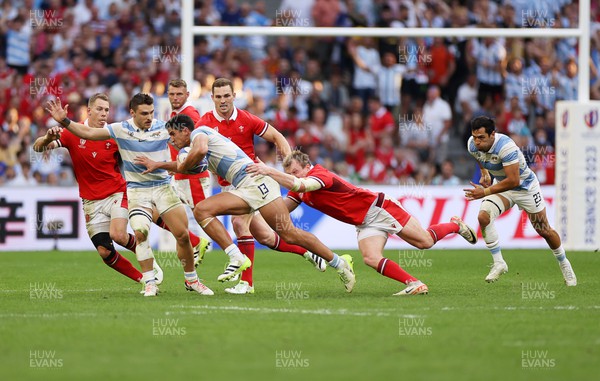 141023 - Wales v Argentina - Rugby World Cup Quarter Final - Lucio Cinti of Argentina is tackled by Nick Tompkins of Wales 