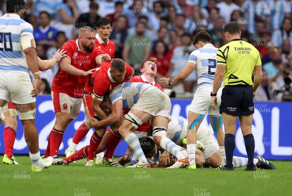 141023 - Wales v Argentina - Rugby World Cup Quarter Final - Nick Tompkins of Wales is taken out by Guido Petti Pagadizabal of Argentina 