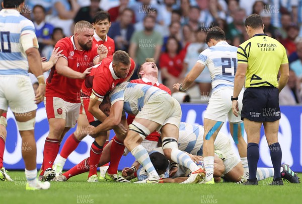 141023 - Wales v Argentina - Rugby World Cup Quarter Final - Nick Tompkins of Wales is taken out by Guido Petti Pagadizabal of Argentina 