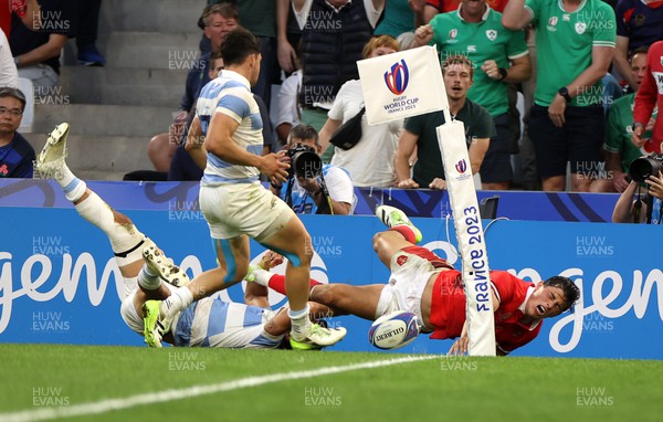 141023 - Wales v Argentina - Rugby World Cup Quarter Final - Louis Rees-Zammit of Wales is inches away from scoring