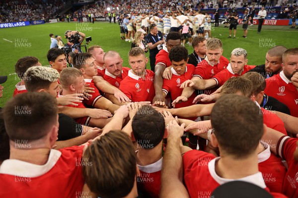 141023 - Wales v Argentina - Rugby World Cup Quarter Final - Wales team huddle