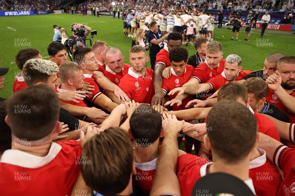 141023 - Wales v Argentina - Rugby World Cup Quarter Final - Wales team huddle