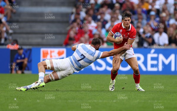 141023 - Wales v Argentina - Rugby World Cup Quarter Final - Louis Rees-Zammit of Wales is tackled by Marcos Kremer of Argentina 