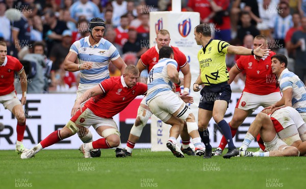 141023 - Wales v Argentina - Rugby World Cup Quarter Final - Mateo Carreras of Argentina is tackled by Jac Morgan of Wales 