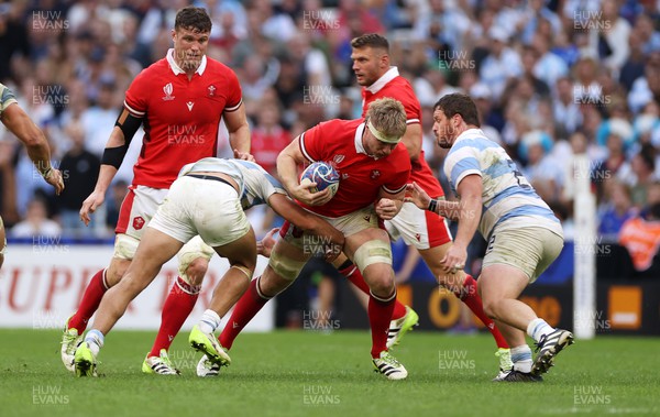 141023 - Wales v Argentina - Rugby World Cup Quarter Final - Aaron Wainwright of Wales is tackled by Julian Montoya of Argentina 