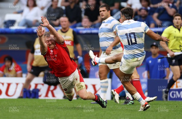 141023 - Wales v Argentina - Rugby World Cup Quarter Final - Tommy Reffell of Wales dives in front of Santiago Carreras of Argentina 