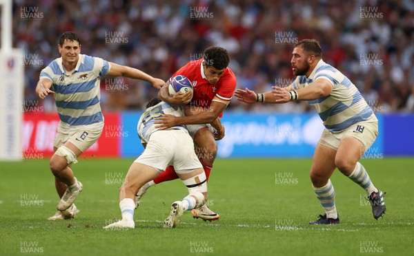 141023 - Wales v Argentina - Rugby World Cup Quarter Final - Rio Dyer of Wales is tackled by Mat�as Moroni of Argentina 
