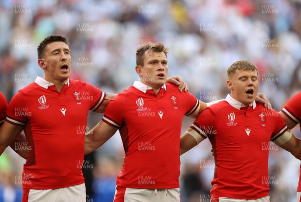 141023 - Wales v Argentina - Rugby World Cup Quarter Final - Josh Adams, Nick Tompkins and Sam Costelow of Wales sing the anthem