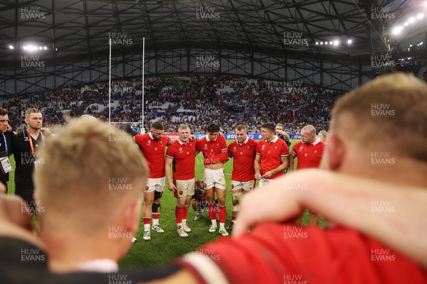 141023 - Wales v Argentina - Rugby World Cup Quarter Final - Jac Morgan of Wales leads the huddle at full time