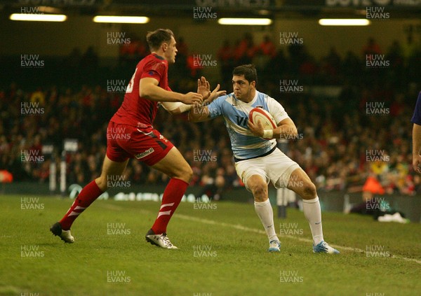 161113 - Wales v Argentina - Dove Men+Care Series - Argentina's Horacio Agulla takes on Wales' Cory Allen(c) Huw Evans Agency