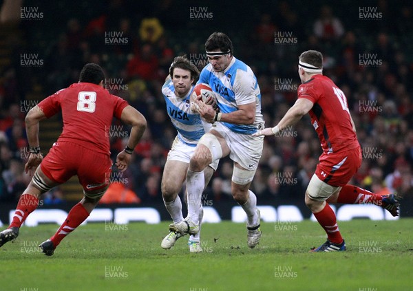 161113 - Wales v Argentina - Dove Men+Care Series - Argentina's Pablo Matera takes on Wales' Toby Faletau(8) and Scott Williams(c) Huw Evans Agency