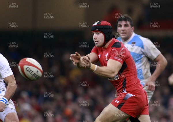 161113 - Wales v Argentina - Dove Men+Care Series - Wales' Leigh Halfpenny spreads the ball wide(c) Huw Evans Agency