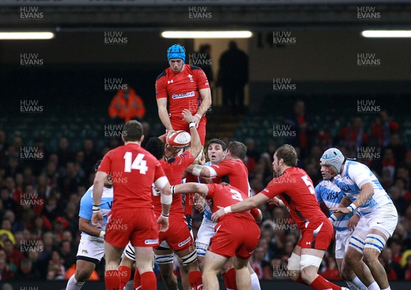 161113 - Wales v Argentina - Dove Men+Care Series - Wales' Justin Tipuric takes the ball at the line out(c) Huw Evans Agency